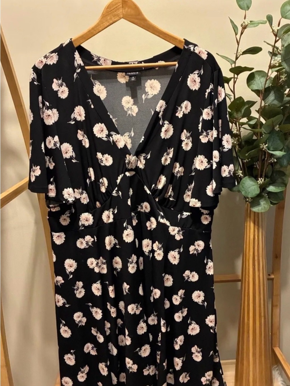 torrid Black Floral V-Neck Tunic with Soft Pink Blooms a173